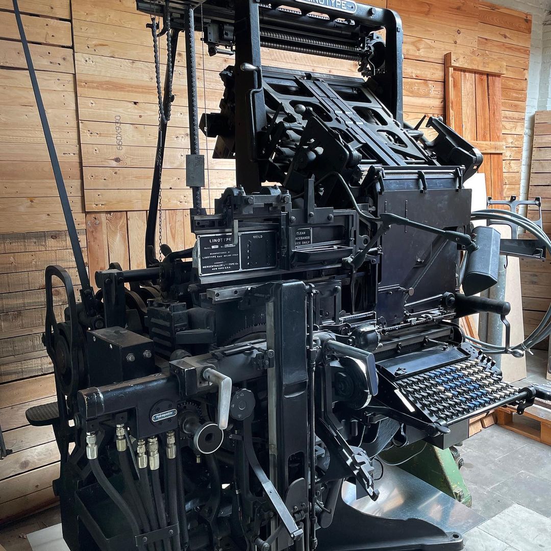 A Linotype model 31, extended with a hydraquadder.